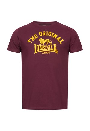 Burdeos pamučna majica s kratkim rukavima koja sadrži žuti grafički otisak s natpisom "THE ORIGINAL LONSDALE LONDON" i ilustracijom lava.