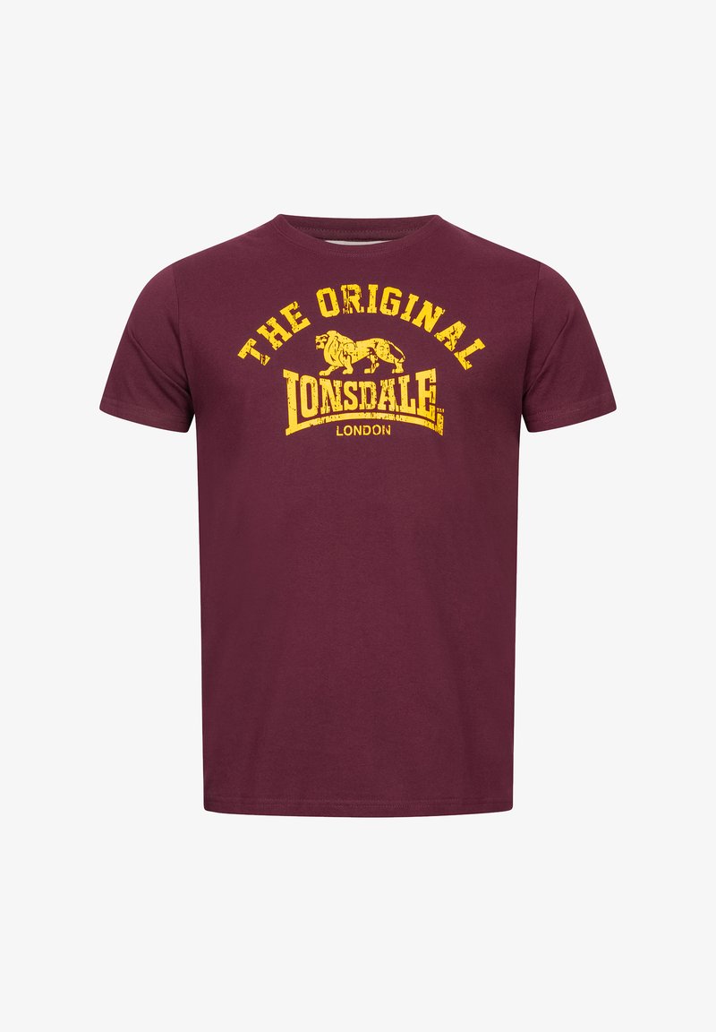 Bordo bombažna majica s kratkimi rokavi, ki ima rumeni grafični tisk z besedilom "ORIGINAL LONSDALE LONDON" in ilustracijo leva.