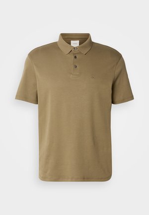 Polo shirt vert olive en tissu doux, avec un col classique, trois boutons et un petit logo brodé sur la poitrine.