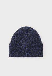 Beanie lavorato a maglia in motivo leopardato nero e blu. Texture morbida con una vestibilità aderente. Parte superiore arrotondata e orlo ripiegato per calore e stile.