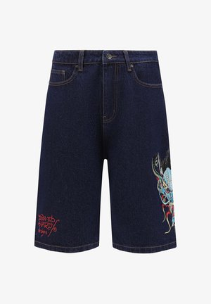 Dunkelblaue Denim-Shorts mit leicht ausgefranstem Stoff. Mit buntem gesticktem Grafikdesign am rechten Bein und rotem Logo-Text.