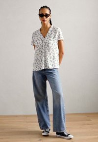 Esprit V NECK - T-shirt con stampa - off white