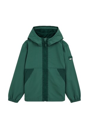 Veste coupe-vent à capuche vert foncé avec fermeture éclair frontale, poignets élastiques, deux poches latérales et un petit écusson sur la manche gauche.