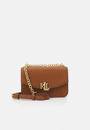 Bruine leren crossbody tas met gouden ketting strap en gouden "RL" logo op de voorklep, gepresenteerd op een witte achtergrond.