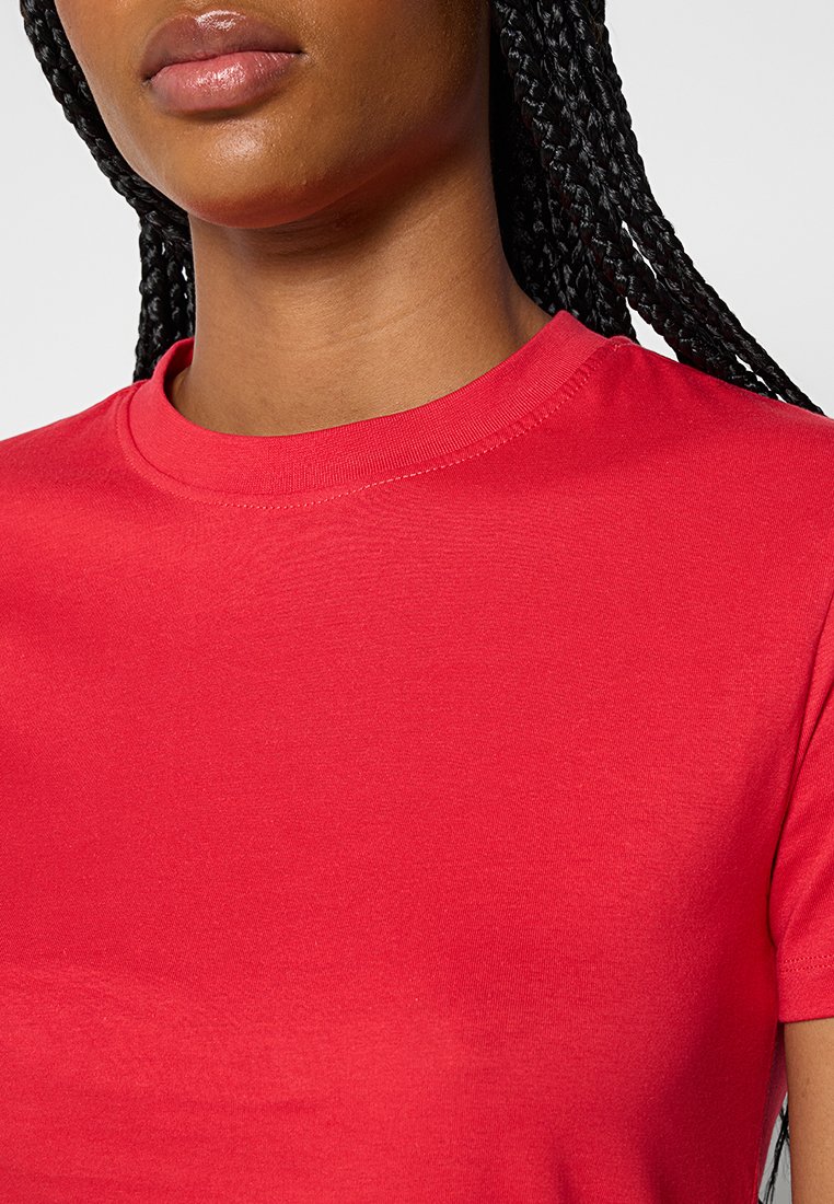 Rotes Baumwoll-T-Shirt mit Rundhalsausschnitt, kurzen Ärmeln und glatter Textur. Verfügt über dezente Nähte am Kragen und an den Ärmeln.