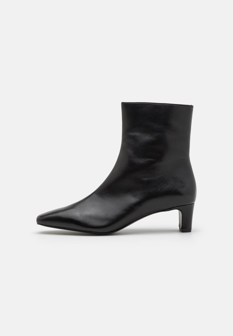 Botine negre din piele, cu vârf ascuțit și toc coborât, curbat. Textură netedă și design minimalist. Fără modele sau accente vizibile.