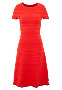 Robe tricot rouge à manches courtes avec des motifs horizontaux texturés et un ourlet évasé aux petites bords festonnés.