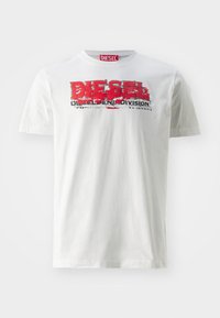 Camiseta blanca de manga corta con un logo distorsionado en rojo y negro que dice "DIESEL DENIM DIVISION" en el pecho y una etiqueta roja de Diesel en el interior del cuello.
