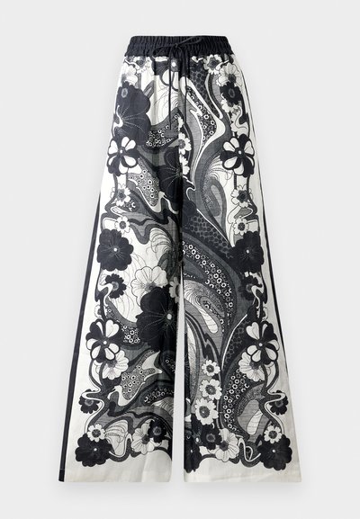 Črno-bele široke hlače z elastičnim pasom, z cvetličnimi in paisley motivi ter gladkim, lahkim tekstilom.