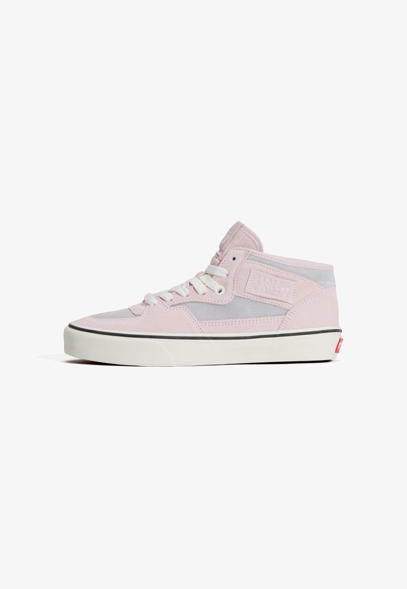 Basket montante rose et grise avec lacets blancs, semelle blanche bordée de noir et languette rouge avec logo au talon, vue de côté sur fond blanc.