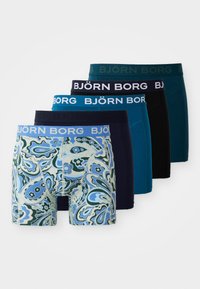 Fem par med boxershorts. Én har et flerfarget paisley-mønster; de andre er ensfargede i marineblå, svart, teal og mørkeblå. Elastisk midje.