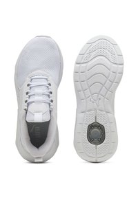 Weiße Sportschuhe mit einem Obermaterial aus Mesh, gepolstertem Kragen und einer gummierten Außensohle mit Rutschmuster, die ein schlankes Design und silberne Akzente zeigen.