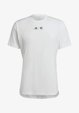 T-shirt sportif à manches courtes blanc, fabriqué en tissu léger, avec des accents perforés sur les côtés et des logos noirs sur la poitrine.