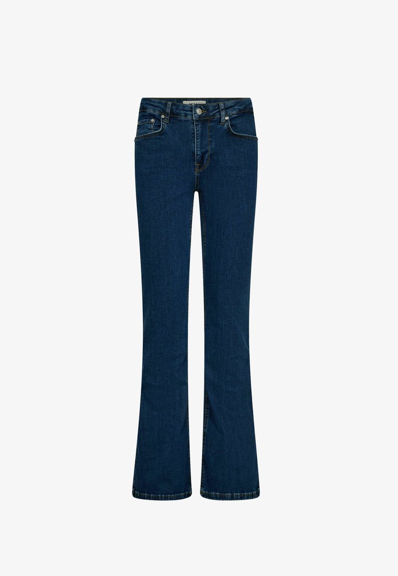 Temno modri jeans z medialno višino pasu, petimi žepi in rahlim razširitvijo na robu.