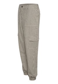 Pantalon cargo rayé verticalement en marron clair et beige avec des poignets élastiques et plusieurs poches latérales.