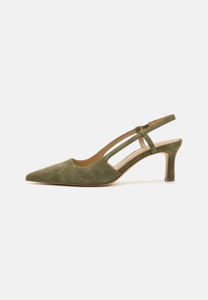 Olivgrüne Wildleder Slingback-Pumps mit spitzer Zehenpartie, schlanken Absätzen und Ausschnitten an den Seiten. Glattes Leder-Fußbett.