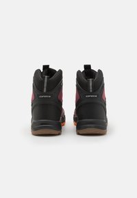Sorte og maroon mid-top sneakers har et teksturert overdrap, polstret krage og gummisåle med et oransje akcent.