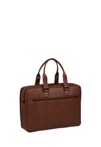 Sac à ordinateur en cuir marron avec poignées doubles, poche zippée à l'avant et design structuré. Présente une texture lisse et des accents de couture détaillés.