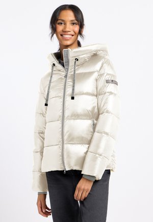 Pufferjack in glanzend lichtbeige met een capuchon, ritssluiting aan de voorkant en elastische manchetten; beschikt over grijze trekkoorden en een logo op de mouw.
