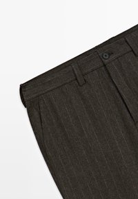 Donkergrijze pantalons met krijtstreep van gestructureerde stof, voorzien van een knoopsluiting en riemlussen, schuine zakken en een getailleerde snit.