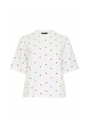 Witte T-shirt met korte mouwen, voorzien van verspreide kleine rode hartjespatronen en een ronde hals.