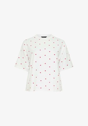 Camiseta blanca de manga corta con pequeños patrones dispersos de corazones rojos y cuello redondo.
