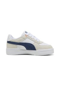 Sneakers con tomaia in pelle bianca e dettagli in suede color crema, dotati di una striscia laterale blu scuro e particolari arancioni sui lacci, suola testurizzata.