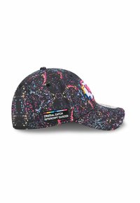 Schwarze Kappe mit einem Spritzfarbenmuster in Rosa, Gelb und Blau. Sie verfügt über ein auffälliges gesticktes Logo und ein Seitenpatch mit der Aufschrift "CRUCIAL CATCH."