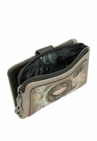 Cartera de color gris claro hecha de material sintético texturizado con cierre de cremallera. Presenta un diseño impreso caprichoso y un charm adjunto a la cremallera.