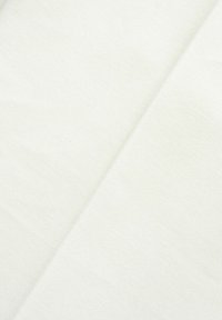 Weißer, texturierter Stoff mit einem diagonalen Rippenmuster, der eine glatte Oberfläche und einen subtilen Glanz aufweist. Ideal für Polsterungen oder Kleidung.