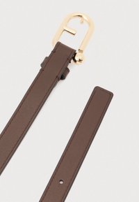 Brunt læderbælte med spænde i guldmetal. Bæltet er glat med synlige syninger og et enkelt hul til justering.