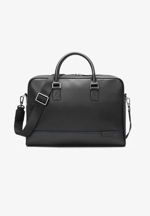 Czarna skórzana teczka z dwoma uchwytami, regulowanym paskiem na ramię, zamkiem błyskawicznym oraz subtelnym poziomym akcentem w pobliżu podstawy.