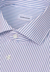 Chemise blanche à rayures diagonales bleues, montrant le col, deux boutons blancs et une étiquette indiquant "seidensticker" à l'intérieur du col.