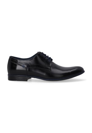 Schwarze Lederschuhe mit glatter Textur, runder Kappe, subtilem Nähen und blauen Schnürsenkeln. Sie besitzen einen niedrigen Absatz und eine blaue Akzentuierung an der Sohle.