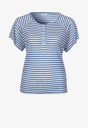 Camisa blanca de manga corta con rayas horizontales azules, cuello redondo y una tapeta frontal con cuatro botones blancos.