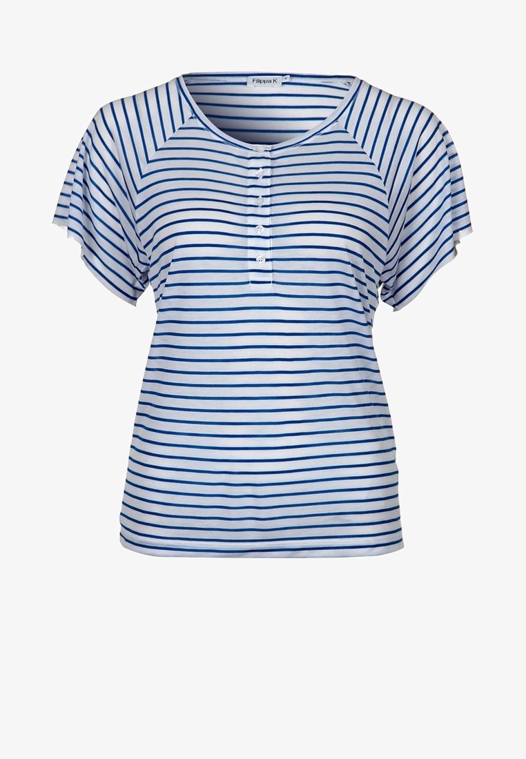 Chemise blanche à manches courtes avec des rayures horizontales bleues, col rond et patte de boutonnage à l’avant avec quatre boutons blancs.