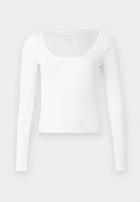 Λευκό, μακρυμάνικο, ριγωτό πλέγμα μπλούζα crop top με στρογγυλή λαιμόκοψη από την Hollister, μέγεθος small, εκτεθειμένο επίπεδα σε λευκό φόντο.