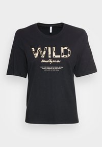 Camiseta de algodón negra de manga corta que presenta un atrevido texto "WILD" en estampado animal, con un mensaje secundario abajo en una fuente blanca más pequeña.
