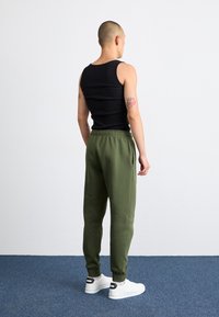Nike Sportswear JOGGER   - Treniņtērpa apakšdaļas - cargo khaki