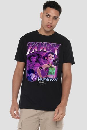 Junger Mann trägt ein schwarzes T-Shirt mit einem Grafikprint, der drei stilisierte weibliche Figuren in Lila und Grün zeigt, mit dem Text "ZOEY HUNTRX K-POP DEMON HUNTERS."