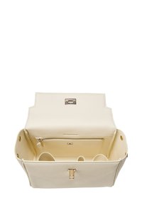 Creme læderhåndtaske med en struktureret design, der har en topklap, guldhardware og en lynlåsindvendig lomme. Indvendigt er der kreditkortlommer.
