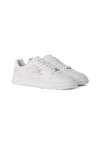 Baltas ādas sporta apavi ar perforētu purngalu, mīkstu mēli un plakaniem šņorēm. Iezīmējas ar teksturētu zoli un izceltu logotipa detaļu uz sāna.