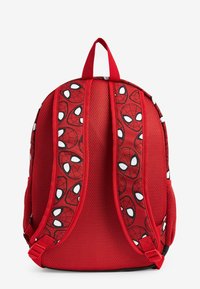 Roter Rucksack aus Mesh-Gewebe. Das Design zeigt Spiderman-Gesichter, strukturierte Träger und einen oberen Griff für einfaches Tragen.