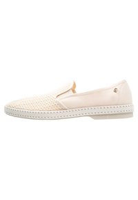Lichtbeige instap schoenen met een mesh bovenkant, vaste zool en een klein logo. Textuurste stitching en een rubberen zool zijn aanwezig.