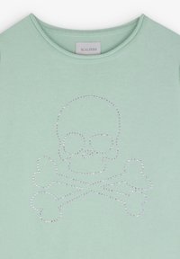 Mintgrüner Hoodie mit einem Nieten-Stern und Totenkopf-Design. weiche Textur mit Rundhalsausschnitt und dezenten Stickdetails.