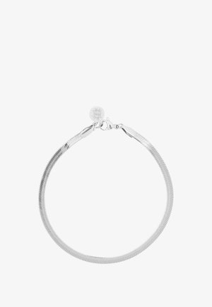 Zilveren metalen armband met een soepel, flexibel ontwerp en een gestructureerd oppervlak, klapsluiting en een klein rond label.