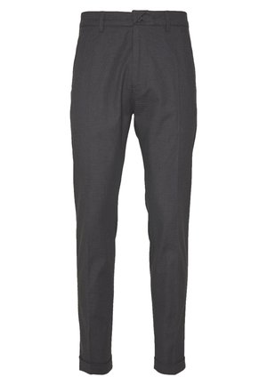 Pantalon gris foncé coupe slim avec ourlets retroussés, passants pour ceinture et finition en tissu texturé, présenté sur un fond blanc.