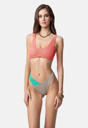 Set di bikini colorato composto da un top corto a coste color corallo e un fondo a vita bassa color beige con un accento turchese. Texture morbida, design minimalista.