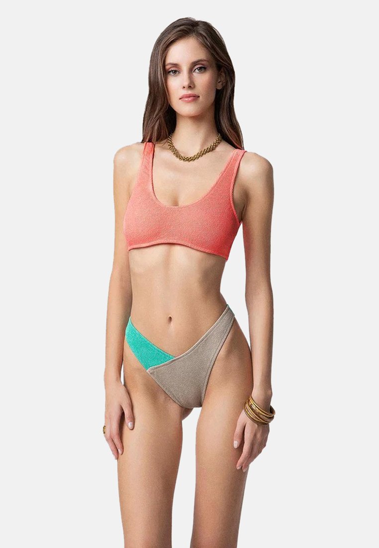 Set di bikini colorato composto da un top corto a coste color corallo e un fondo a vita bassa color beige con un accento turchese. Texture morbida, design minimalista.