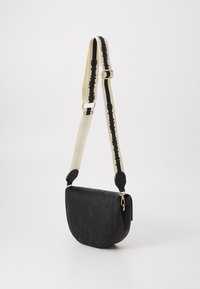 Borsa a spalla in pelle nera con logo impresso, forma a mezzaluna, tracolla regolabile color crema con testo nero e rifiniture in oro.